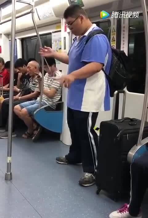 娱乐吃瓜酱地铁偶遇,娱乐吃瓜酱意外发现明星身影 第1张 娱乐吃瓜酱地铁偶遇,娱乐吃瓜酱意外发现明星身影 第1张